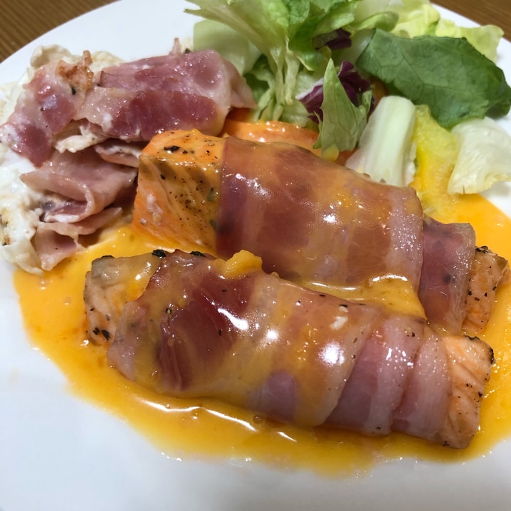 サーモンのベーコン巻き オランデーズソース